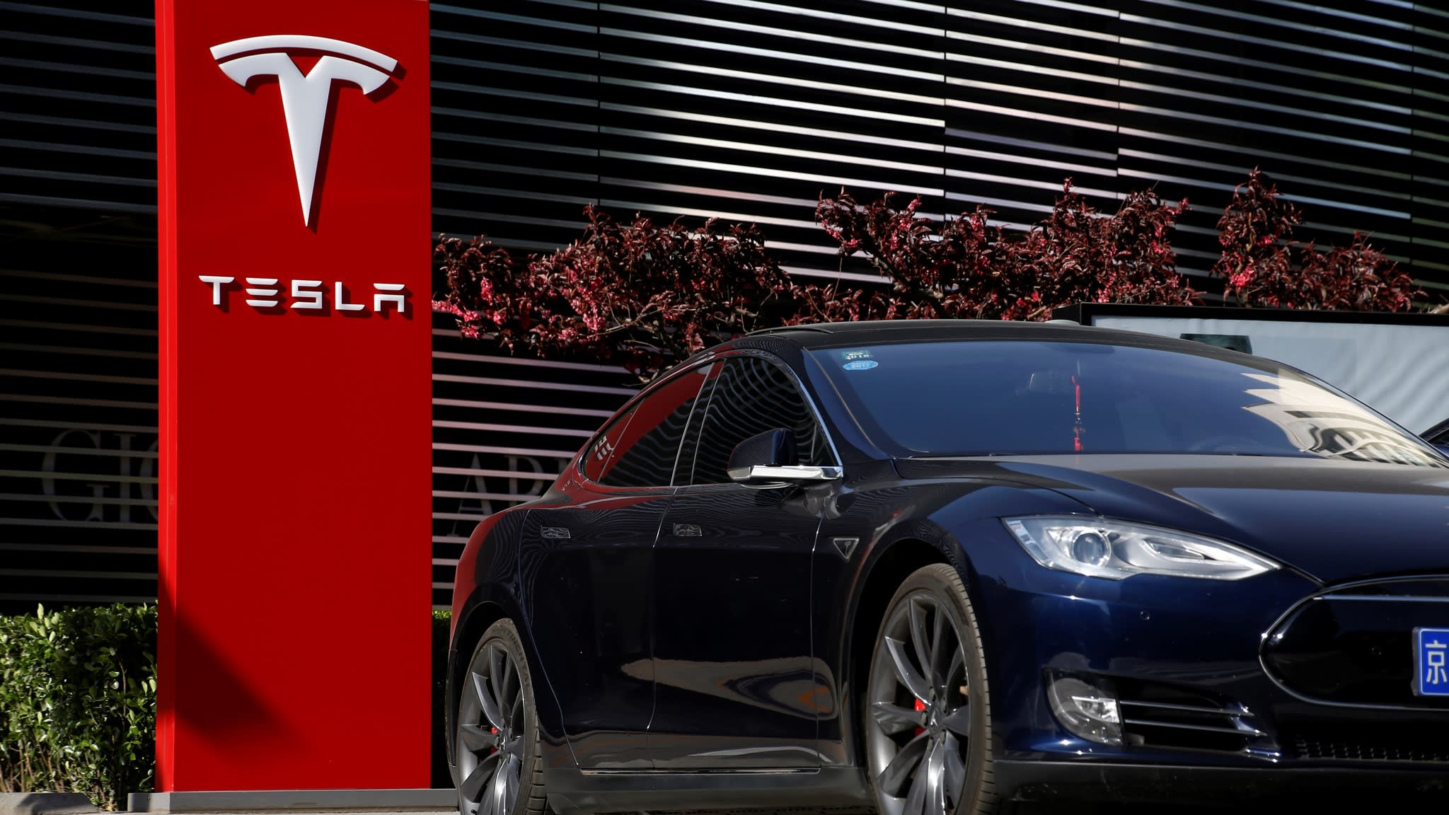 Tesla Price Cut Angers Chinese Buyers YUAN TALKS tesla-price-cut-angers-chinese-buyers-yuan-talks