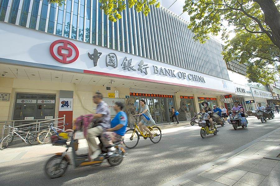 Chinese banks suspend opening positions for oil products, investors blame banks for huge losses