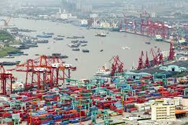 Operations at Shanghai Port continue to recover after lockdown ends, container waiting time halved from April peak