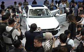 Chinese Automakers Accelerate Return to Hybrid Vehicles Amid Regulatory Pressure and Rising Fuel Costs