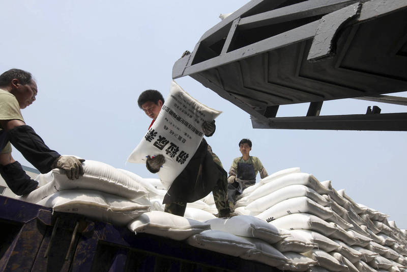Regarding urea market fundamentals, Yao said upstream daily output remains stable and is relatively high year-on-year. Downstream agricultural demand has entered its seasonal peak, while enterprise pre-orders have remained strong over the past two weeks, with inventories continuing to decline to around 500,000 tons. Overall, the domestic market is more driven by policy factors, and the credibility of related rumors remains questionable. Traders are advised to exercise caution in chasing long positions.